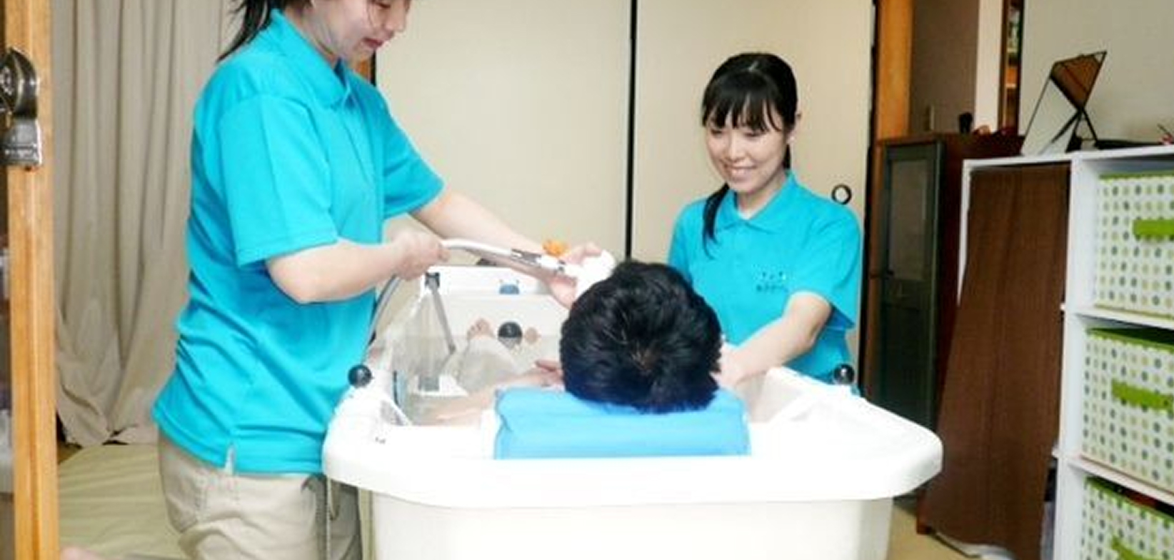 リフト浴で入浴を介助するスタッフ