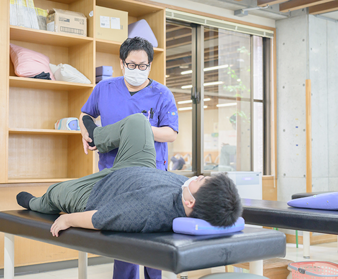 理学療法士による関節可動域訓練